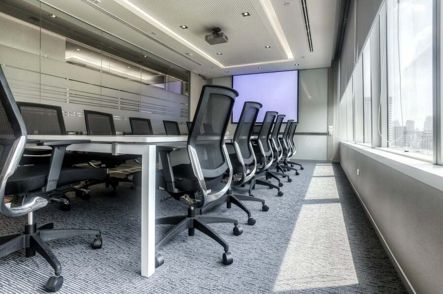 A collaboration space with recessed lighting, motorized shades, and AV solutions.